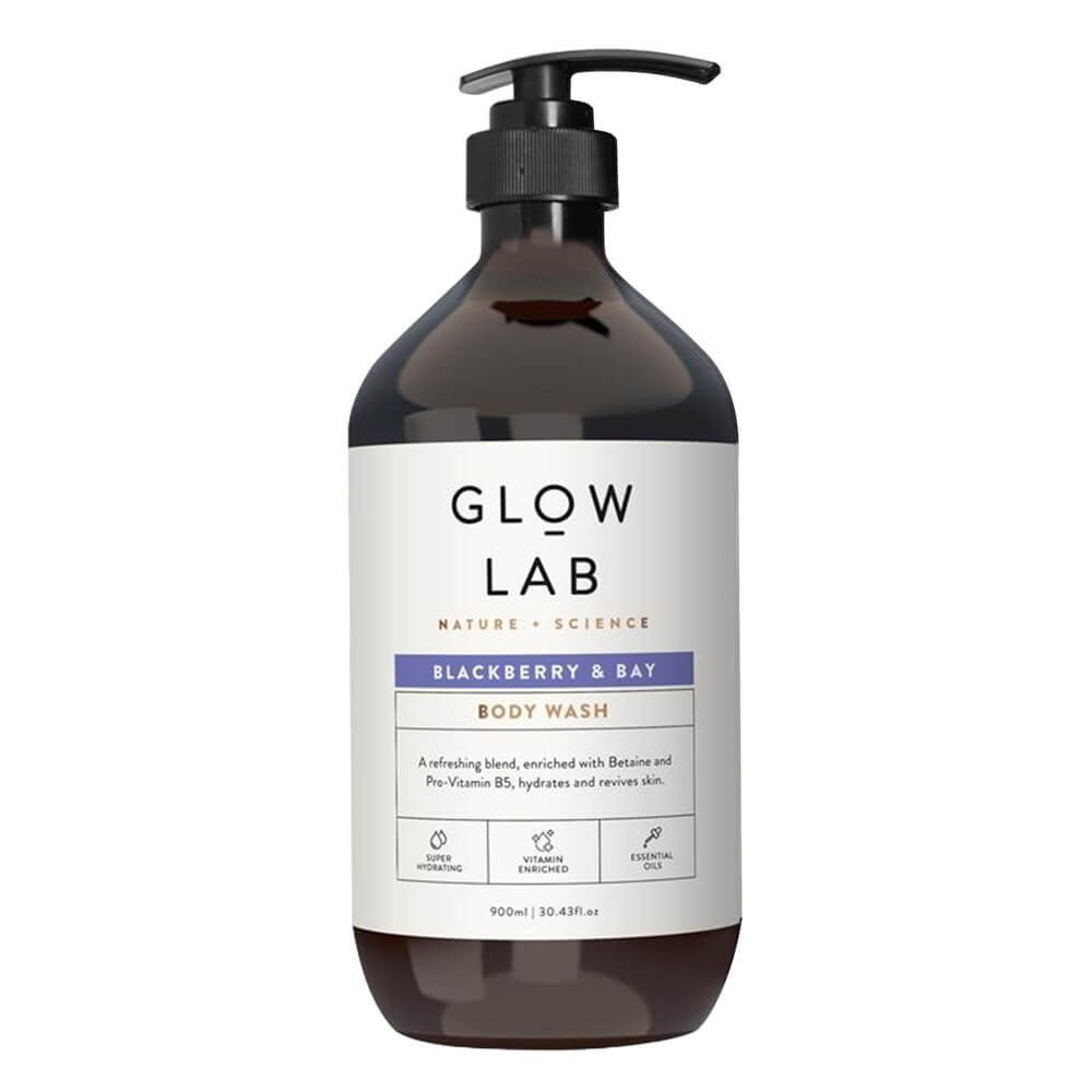 Glow Lab黑莓與月桂葉植物精油沐浴露900ml產品正面照，果香與草本融合的溫和潔淨沐浴選擇