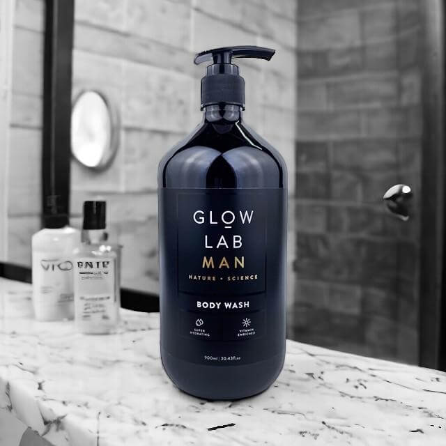 Glow Lab男士沐浴露900ml產品圖，浴室情境展示沉穩瓶身設計