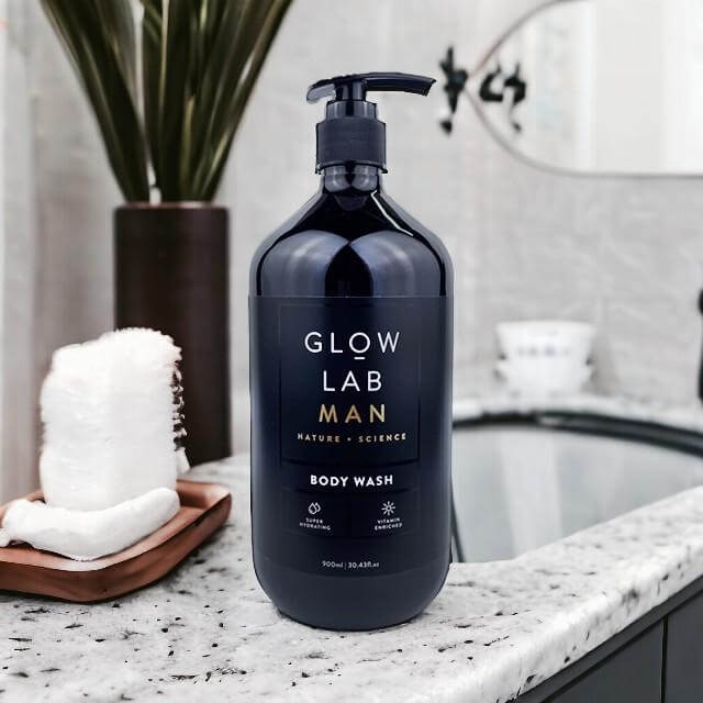 Glow Lab男性沐浴露900ml情境圖，展現居家使用氛圍與質感包裝