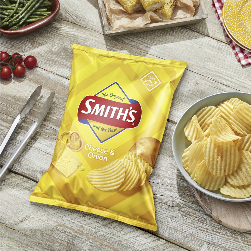 Smith's 起司洋蔥洋芋片擺放於木桌上，搭配餐食擺盤情境圖