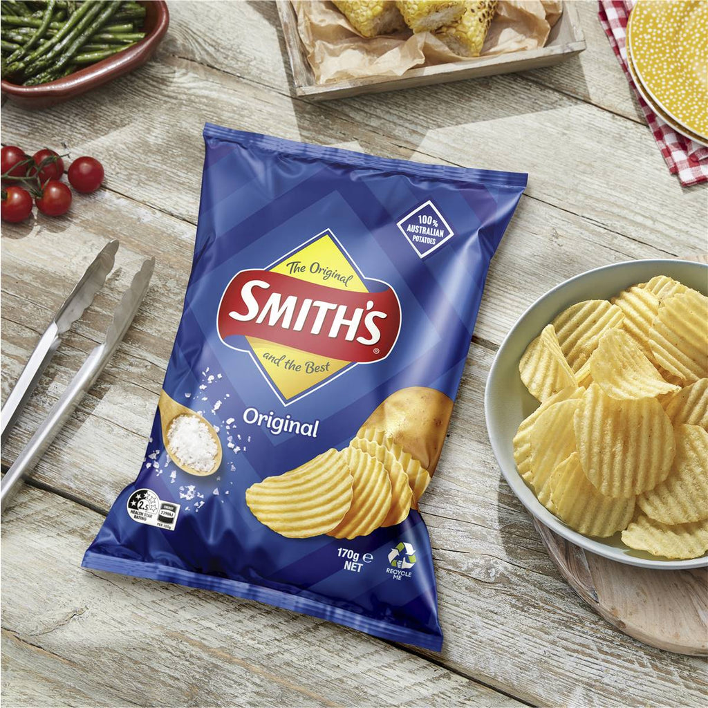 Smith's 原味洋芋片擺在木桌上，搭配配菜與碗中洋芋片呈現情境圖