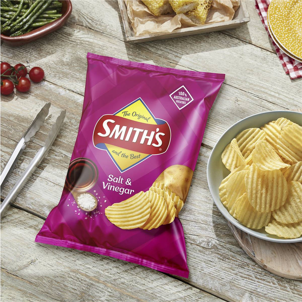 Smith's 海鹽香醋洋芋片擺放在木桌上，搭配配菜情境圖