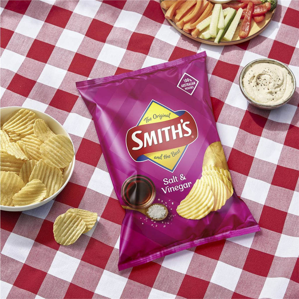 Smith's 海鹽香醋洋芋片於野餐場景中搭配小菜與醬料擺拍