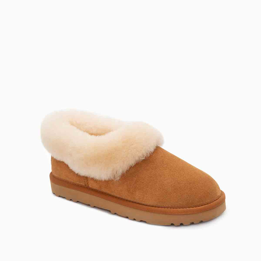 UGG Avery 頂級羊皮家居雪靴栗色斜前視圖，溫暖實穿的冬季鞋款