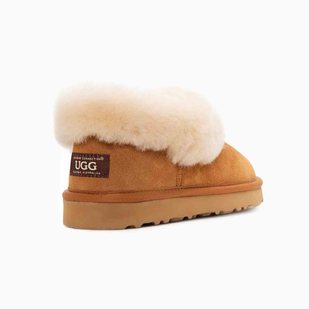 UGG Avery 栗色雪靴後側品牌布標設計，細節質感加分