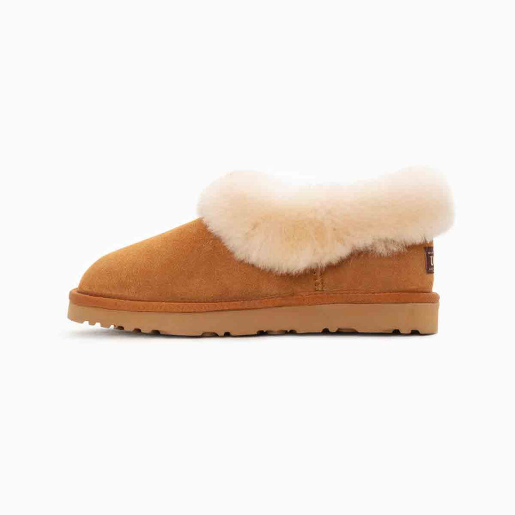UGG Avery 栗色頂級羊皮家居雪靴另一側視圖，羊毛領口厚實保暖