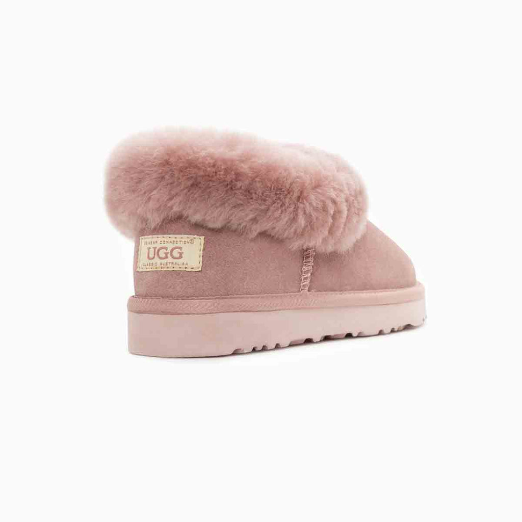 UGG 灰粉色家居翻毛雪地靴 OB666 後跟與品牌標誌特寫