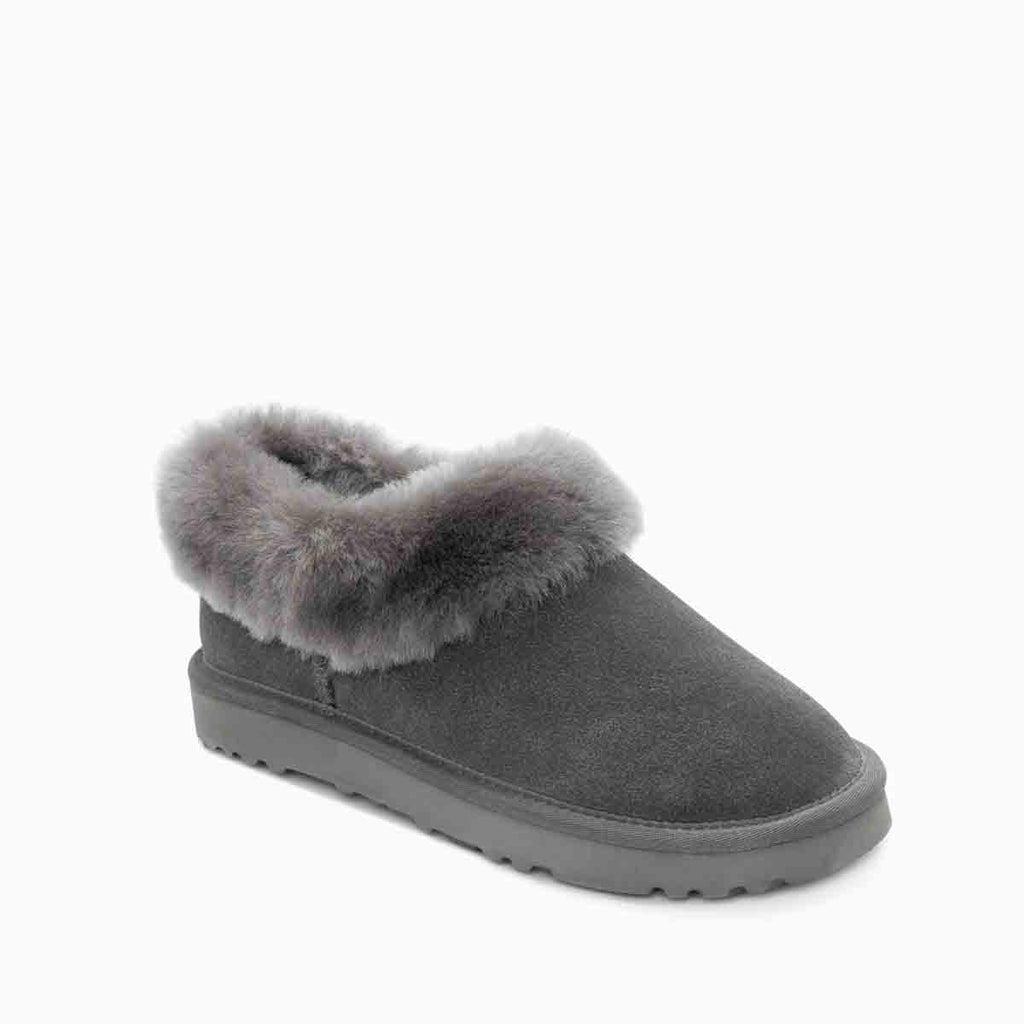 UGG Avery 灰色羊毛雪靴斜前側視角，厚實毛圈環繞鞋口