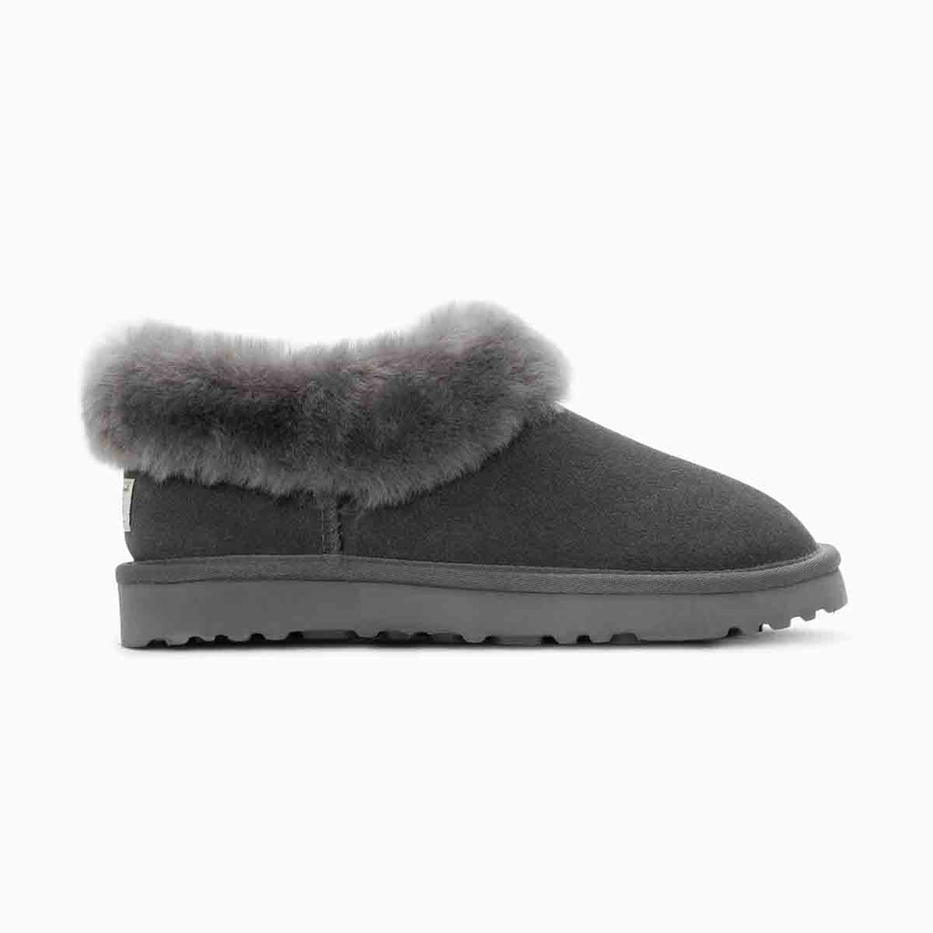 UGG Avery 灰色家居雪地靴側面展示，翻毛羊皮質感保暖設計