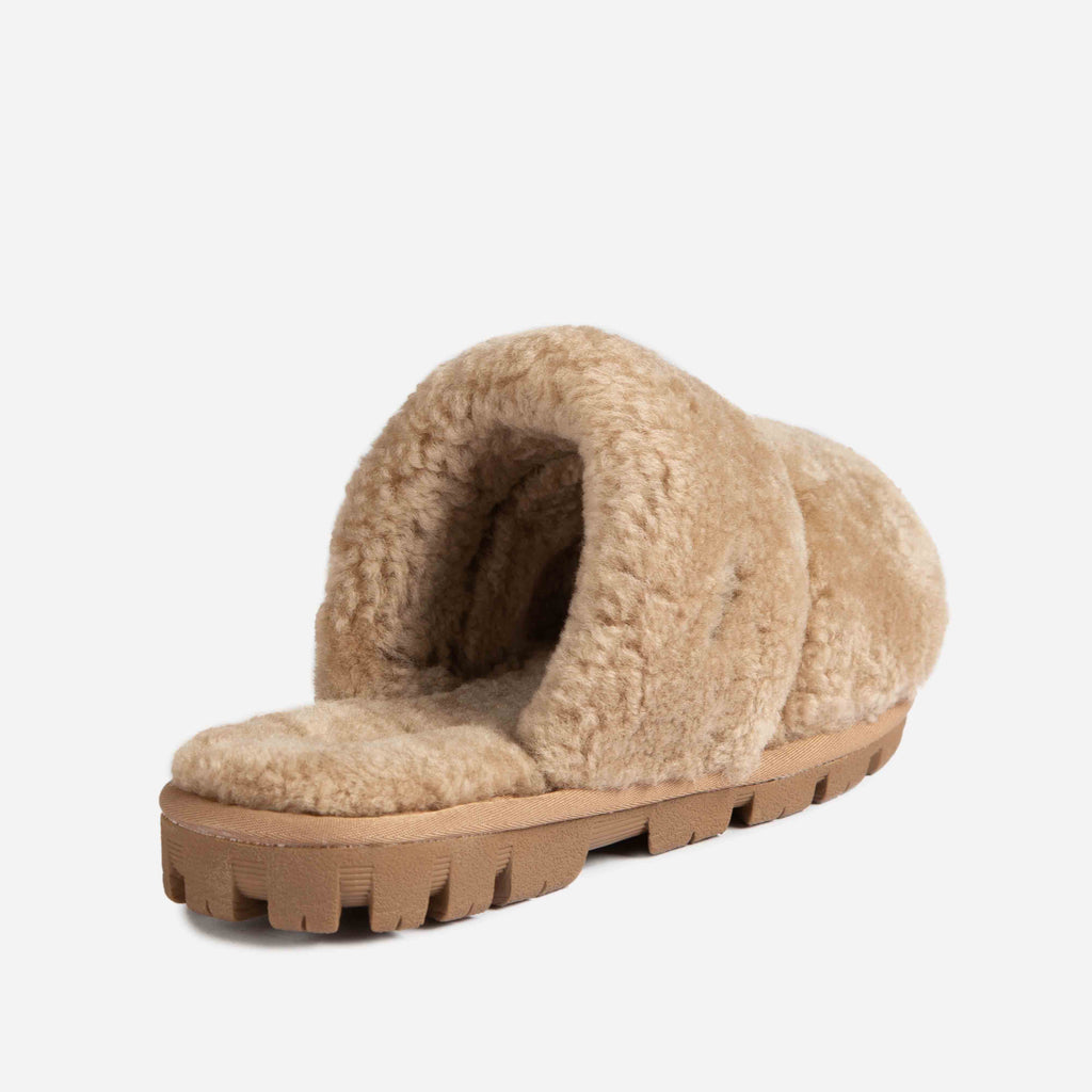 UGG Evelyn Curly Slide 拖鞋桐色後側展示