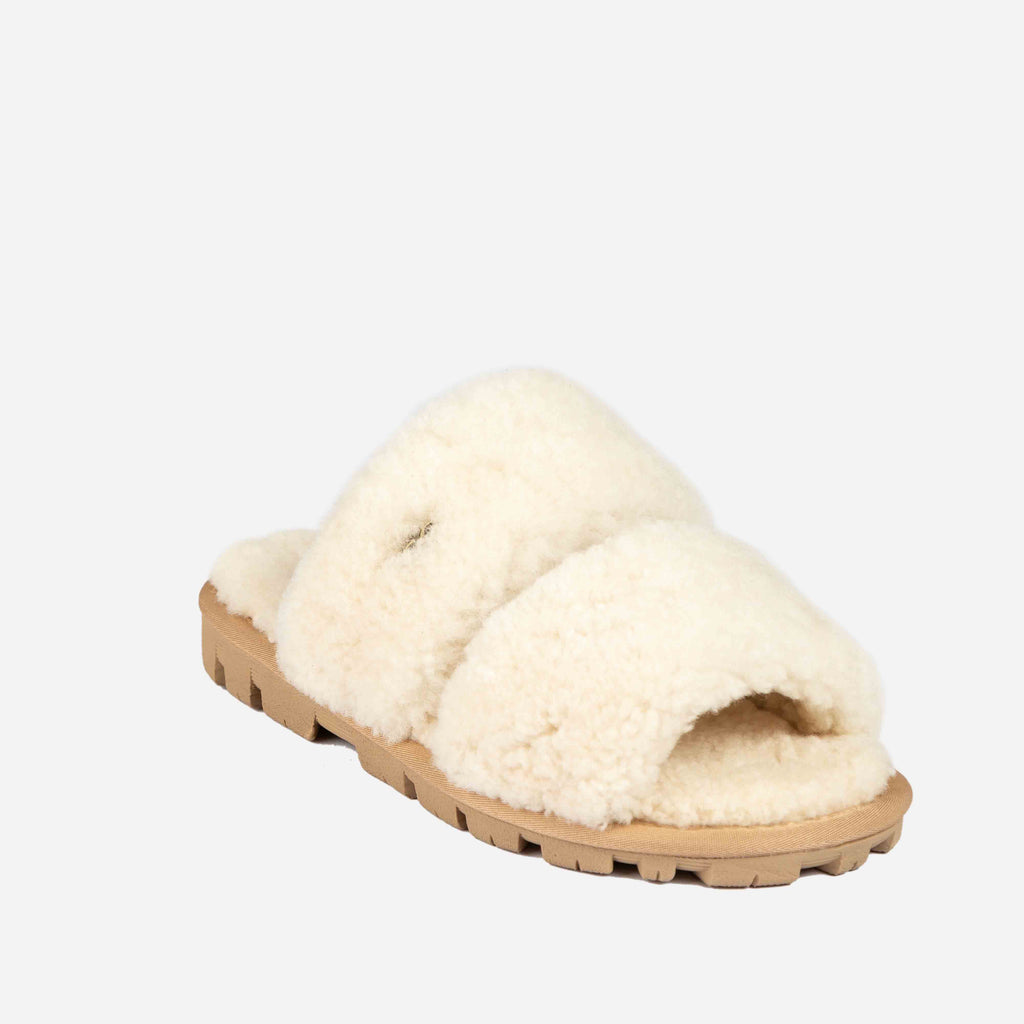 UGG Evelyn Curly Slide 自然色羊毛拖鞋斜前視角，簡約風格舒適百搭