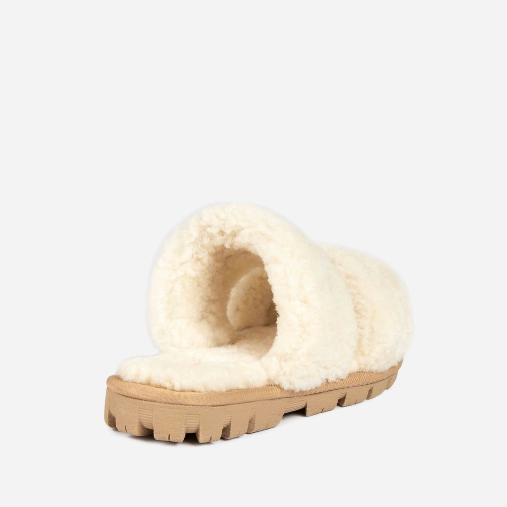 UGG Evelyn Curly Slide 自然色拖鞋後側斜視圖，雙面羊皮包覆足部