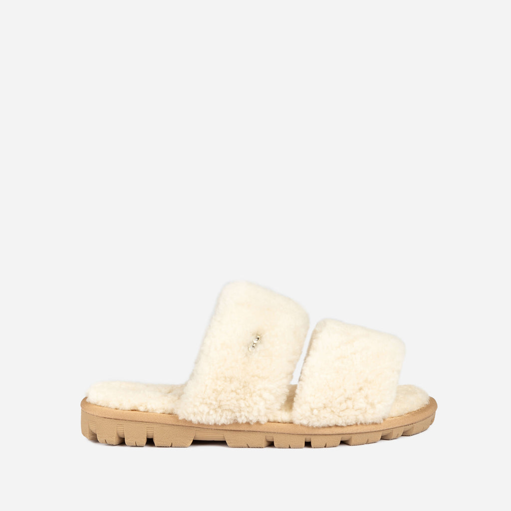 UGG Evelyn Curly Slide 自然色拖鞋另一側視角，展現細緻羊毛紋理