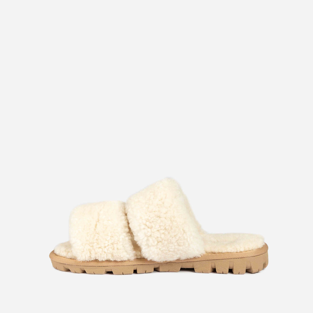 UGG Evelyn Curly Slide 自然色室內拖鞋側面展示，柔軟羊毛打造溫暖質感