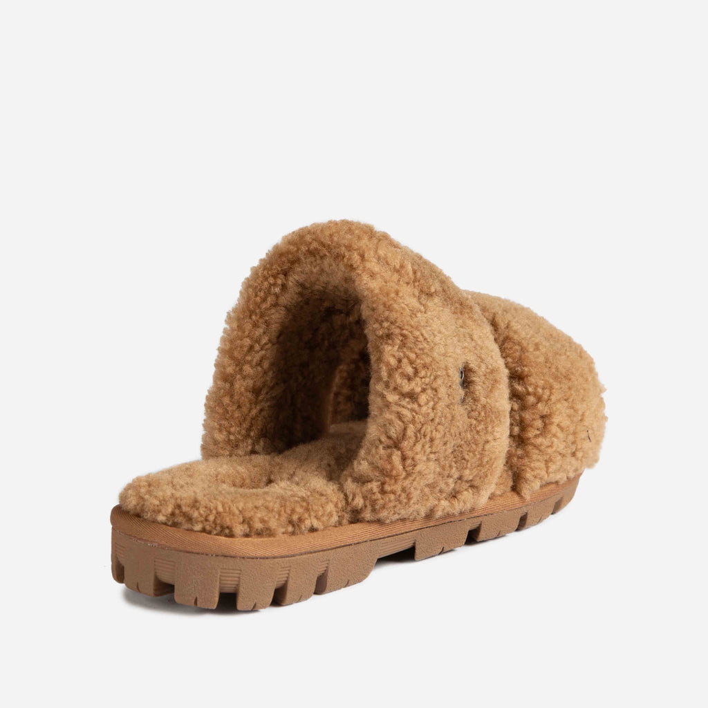 UGG Evelyn Curly Slide OB792 栗色款斜後視角，展示蓬鬆羊毛與厚底防滑EVA大底設計