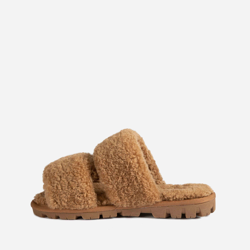 UGG Evelyn Curly Slide 栗色款正斜視角，展現柔軟毛絨與舒適包覆性