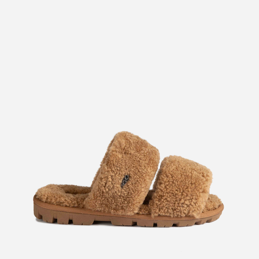 UGG Evelyn Curly Slide OB792 栗色左側視圖，展現雙羊毛帶與品牌LOGO織標