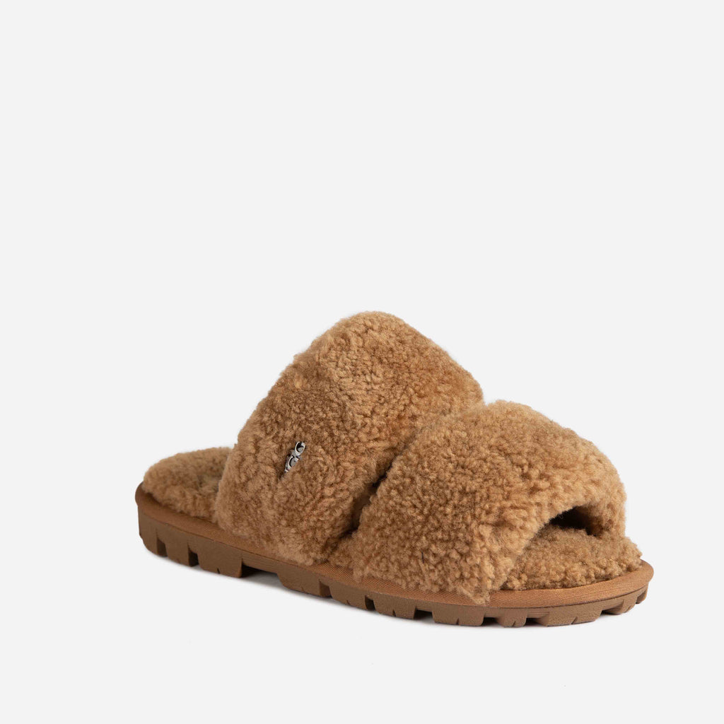 UGG Evelyn Curly Slide OB792 栗色右側視圖，蓬鬆羊毛質感與鞋型線條自然呈現