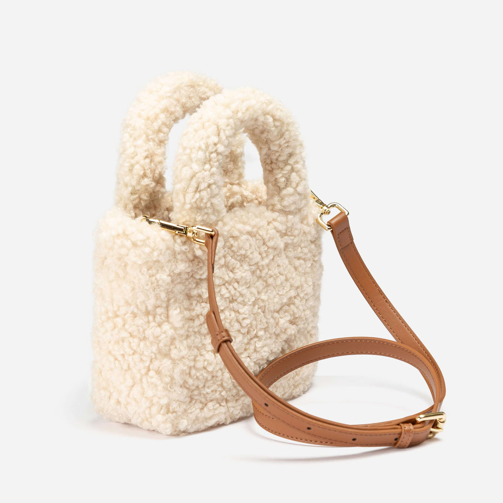 UGG Gianna Mini Bag 側背角度展示雙提把與斜背帶造型