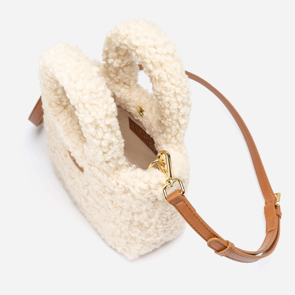 UGG OZWEAR Gianna 小包從上方俯瞰拍攝，展現結構與開口設計