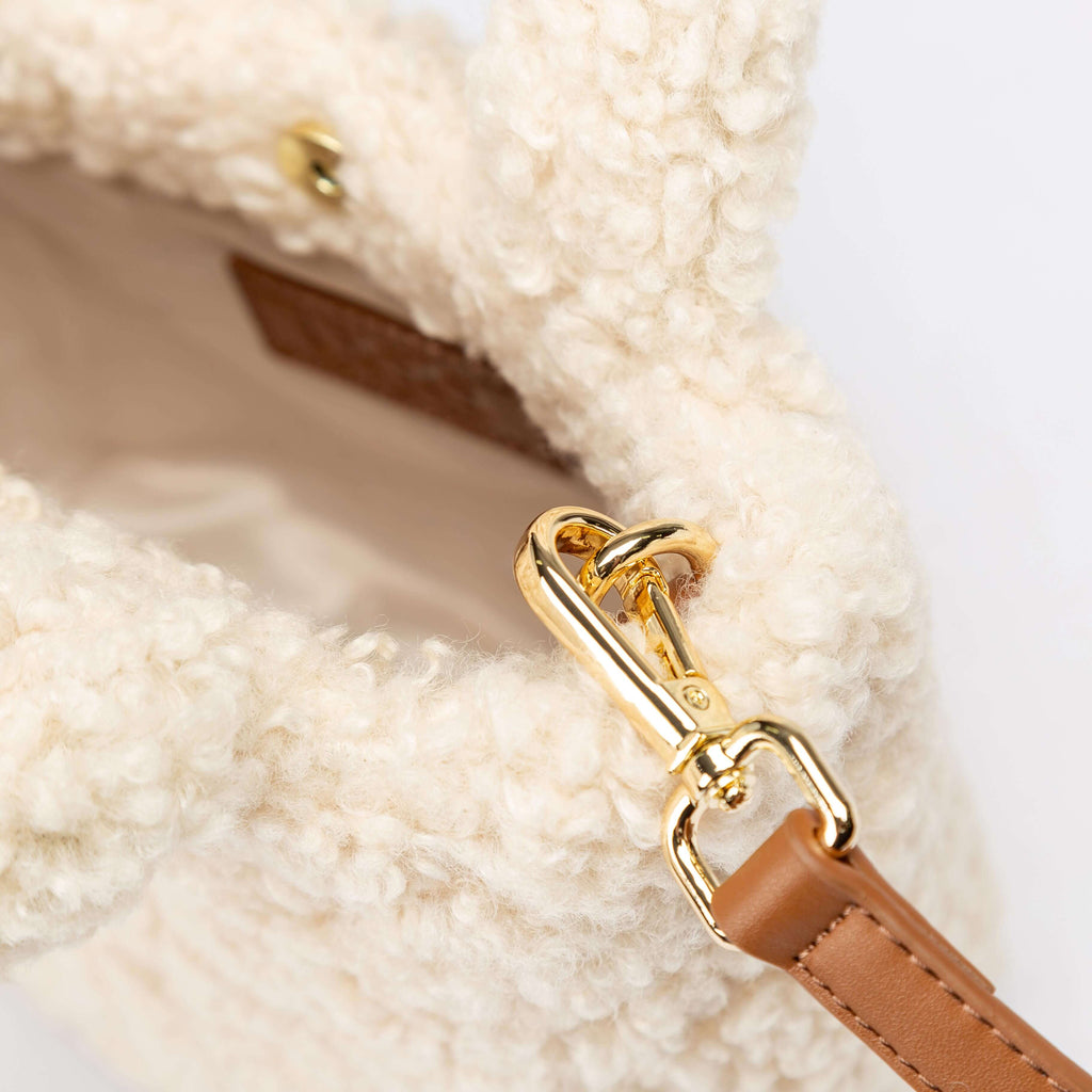 UGG OZWEAR Gianna 包包背帶鉤扣與內緣磁扣設計展示