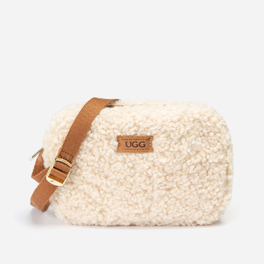 UGG Hazel 羊羔絨斜背包正面展示，搭配咖啡色斜背帶