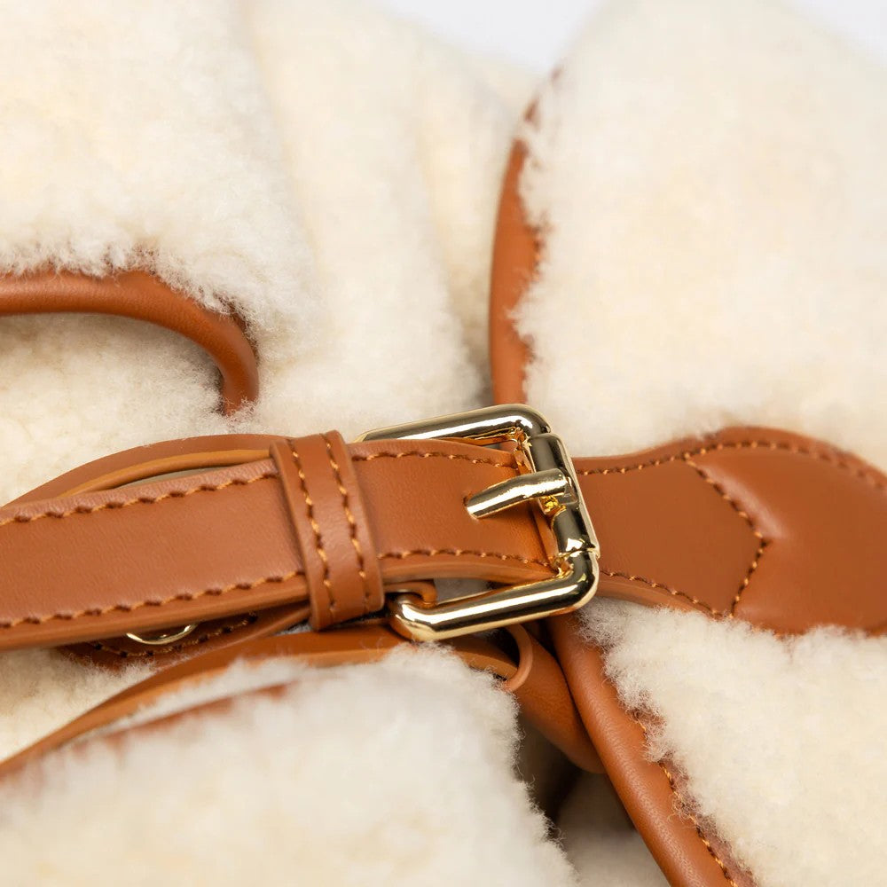 UGG 泰迪後背包 焦糖色皮革搭釦與金色五金細節特寫。