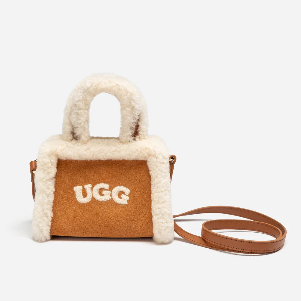 UGG Logo 迷你托特包 正面全貌，焦糖色麂皮與奶油色羊羔毛邊飾，配有可拆卸斜背帶。