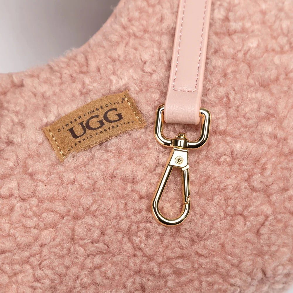 UGG Momo 灰粉色包身 Logo 與扣環細節特寫，展示 UGG 皮革標籤與金色龍蝦扣。
