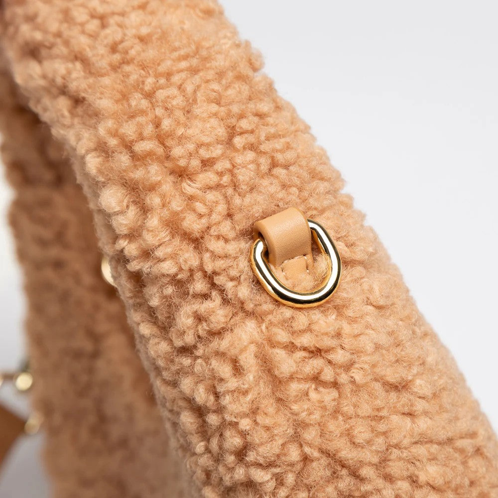 UGG Momo 淺棕色包 側面 D 形環五金特寫，用於連接斜背帶。