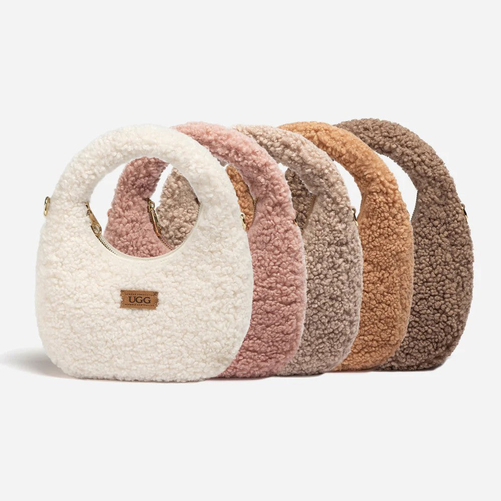 UGG Momo 羊羔毛肩背包系列，展示奶油白、粉色、棕色等多種顏色款式，秋冬時尚單品。
