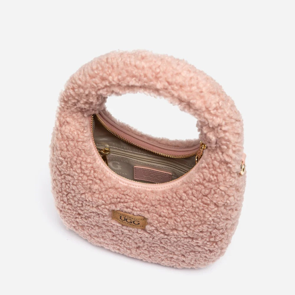 UGG Momo 羊羔毛肩背包 灰粉色 正面全貌，附帶可拆卸的粉色皮革斜背長背帶。