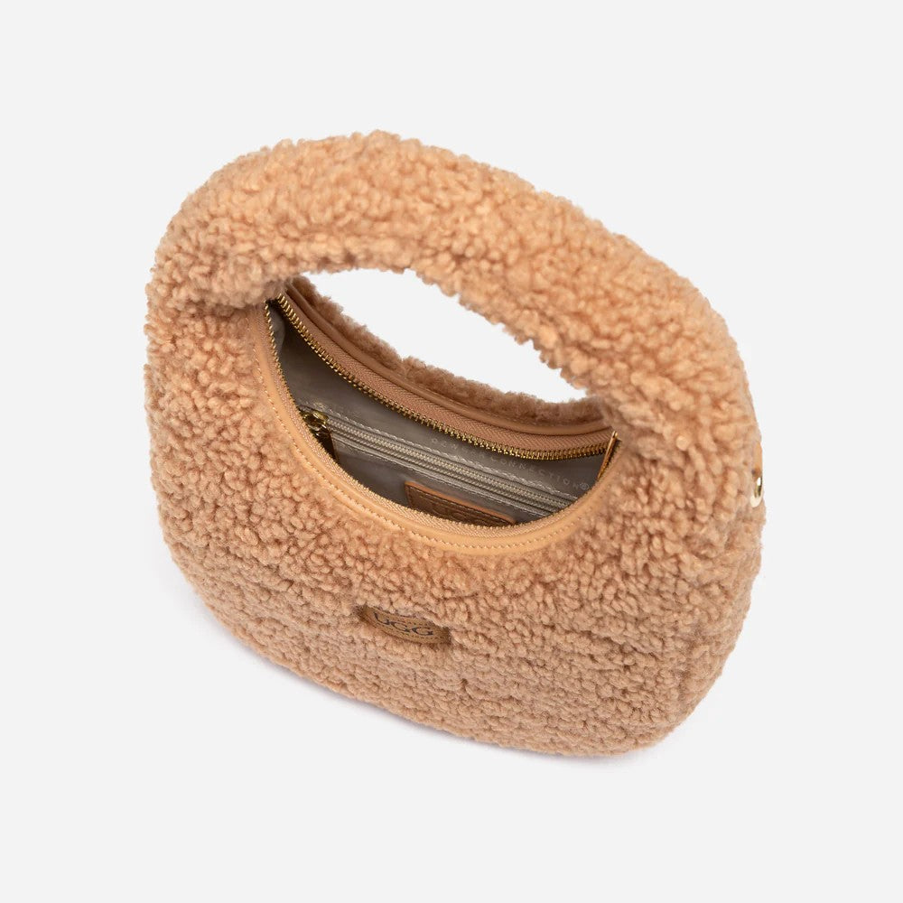 UGG Momo 淺棕色腋下包 俯視開啟內部，展示內部收納空間與內襯。