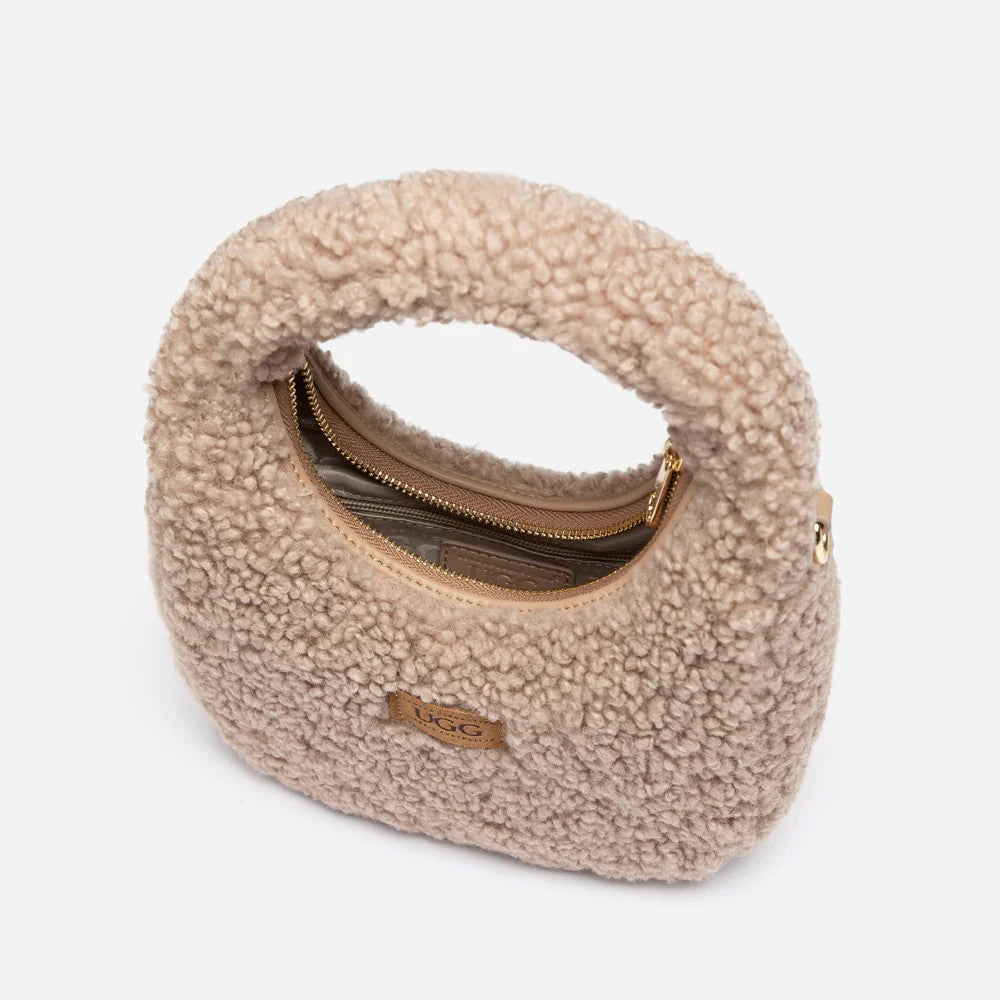 UGG Momo 奶茶棕腋下包 俯視開啟內部，展示內部收納空間與內襯。