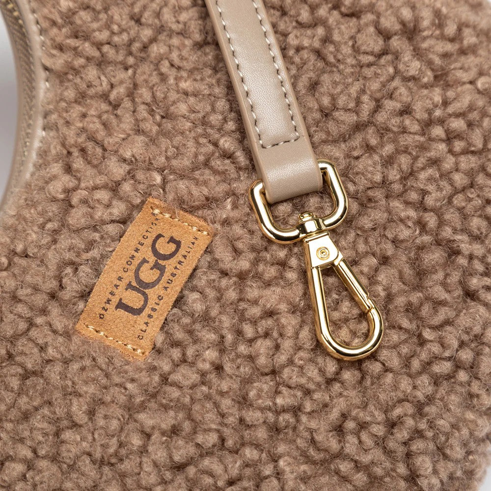 UGG Momo 雪梨灰包身 扣環與皮革背帶特寫，展示金色龍蝦扣與絨毛材質。
