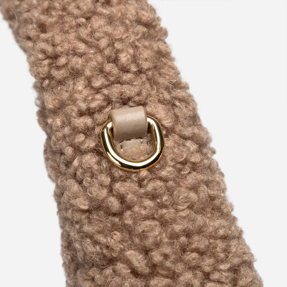 UGG Momo 雪梨灰包 側面 D 形環五金特寫，用於連接斜背帶。