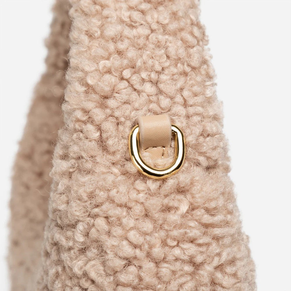 UGG Momo 奶茶棕包 側面 D 形環五金特寫，用於連接斜背帶。