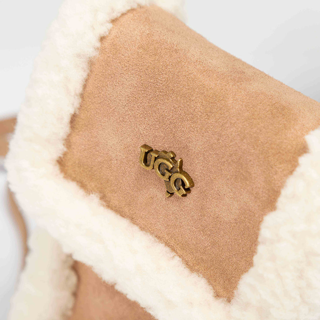 UGG Phone Bag 上蓋金屬品牌標誌細節特寫