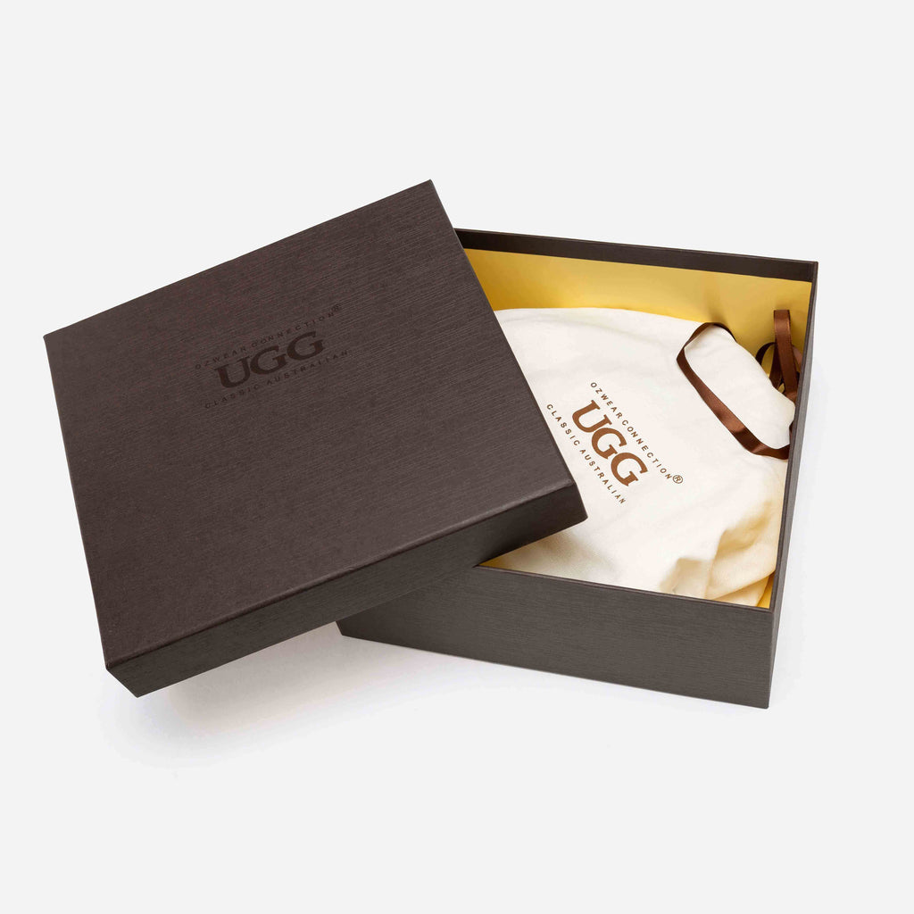 UGG 手機包品牌包裝展示，含防塵袋與精裝禮盒
