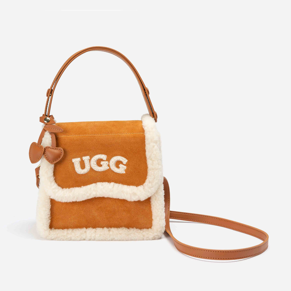 UGG羊毛手提包正面展示，經典LOGO與毛絨包邊設計。