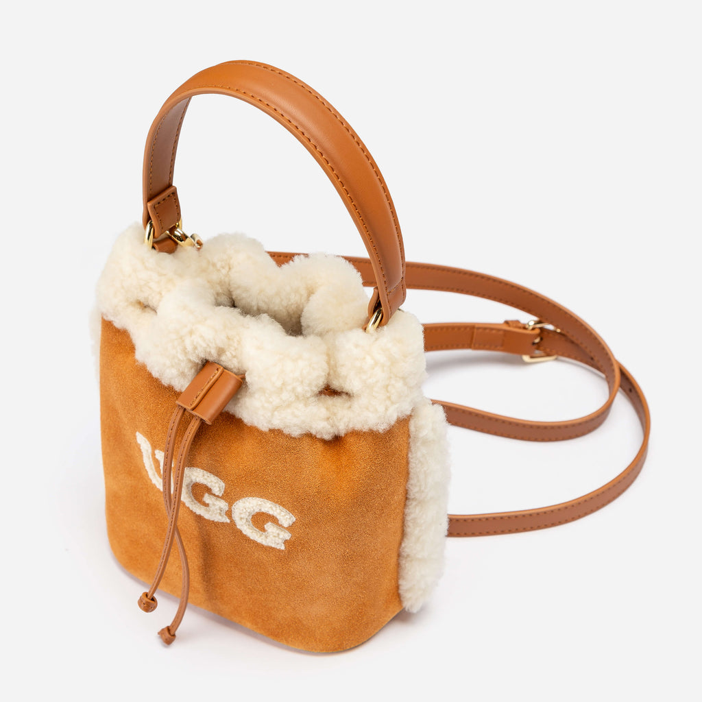 UGG 羊毛LOGO迷你水桶包展示前側角度，展現毛絨柔軟質地
