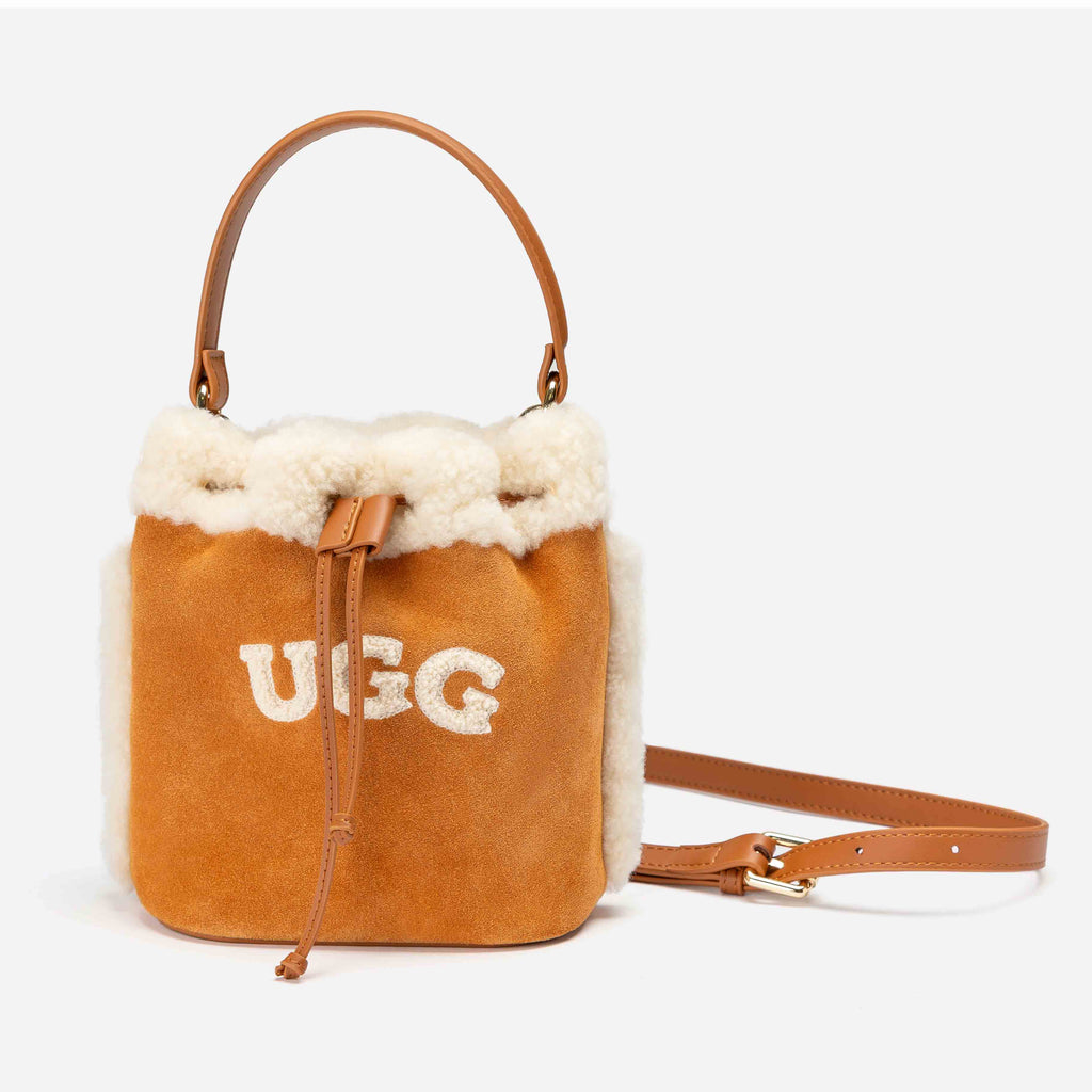 UGG 羊毛LOGO迷你水桶包正面視角，簡約羊皮設計搭配刺繡LOGO