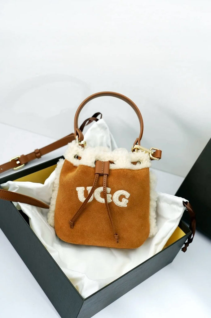 UGG 羊毛LOGO迷你水桶包附原廠禮盒與防塵袋包裝展示