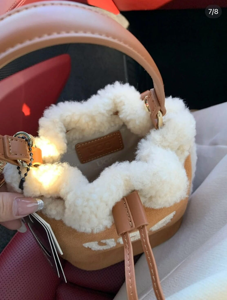 UGG 羊毛LOGO迷你水桶包打開內部構造，展示容量與襯裡設計