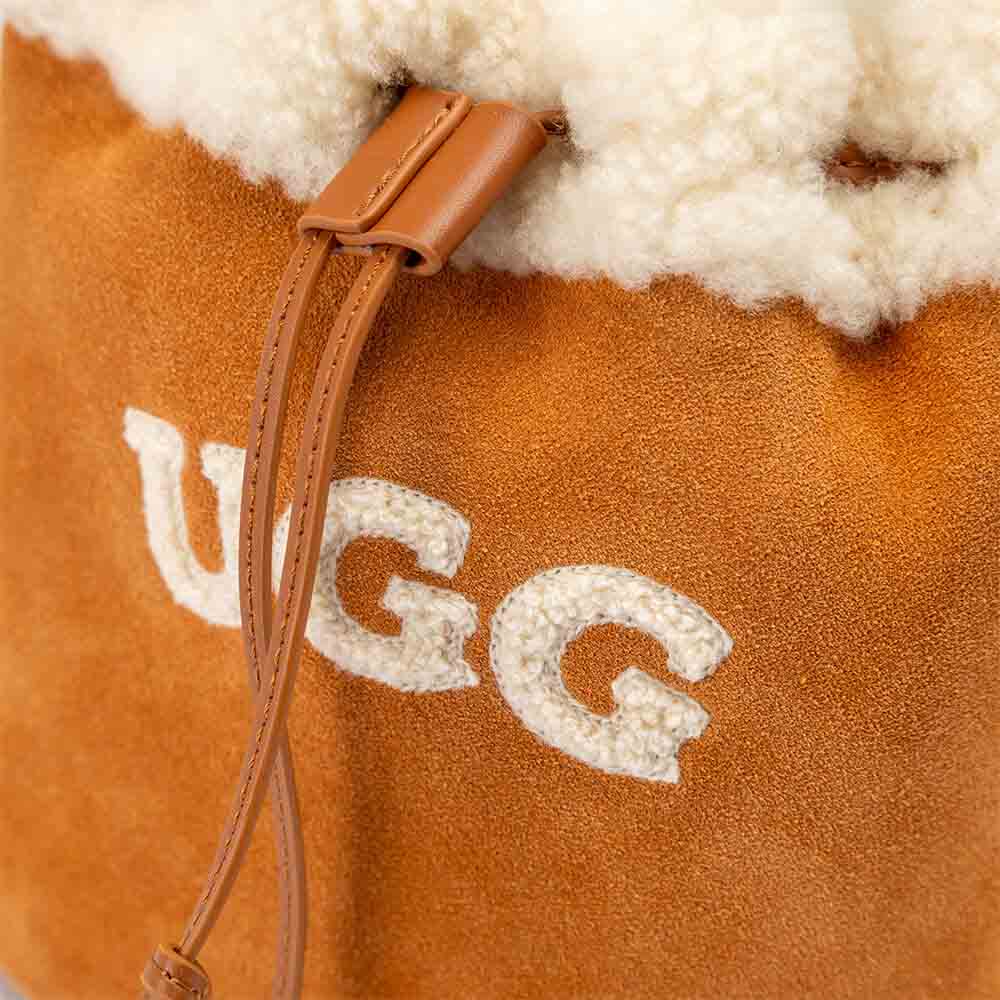 UGG 羊毛LOGO迷你水桶包近拍刺繡LOGO與抽繩設計細節
