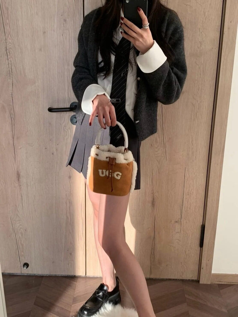 模特街拍搭配UGG羊毛迷你水桶包，展現時尚穿搭靈感