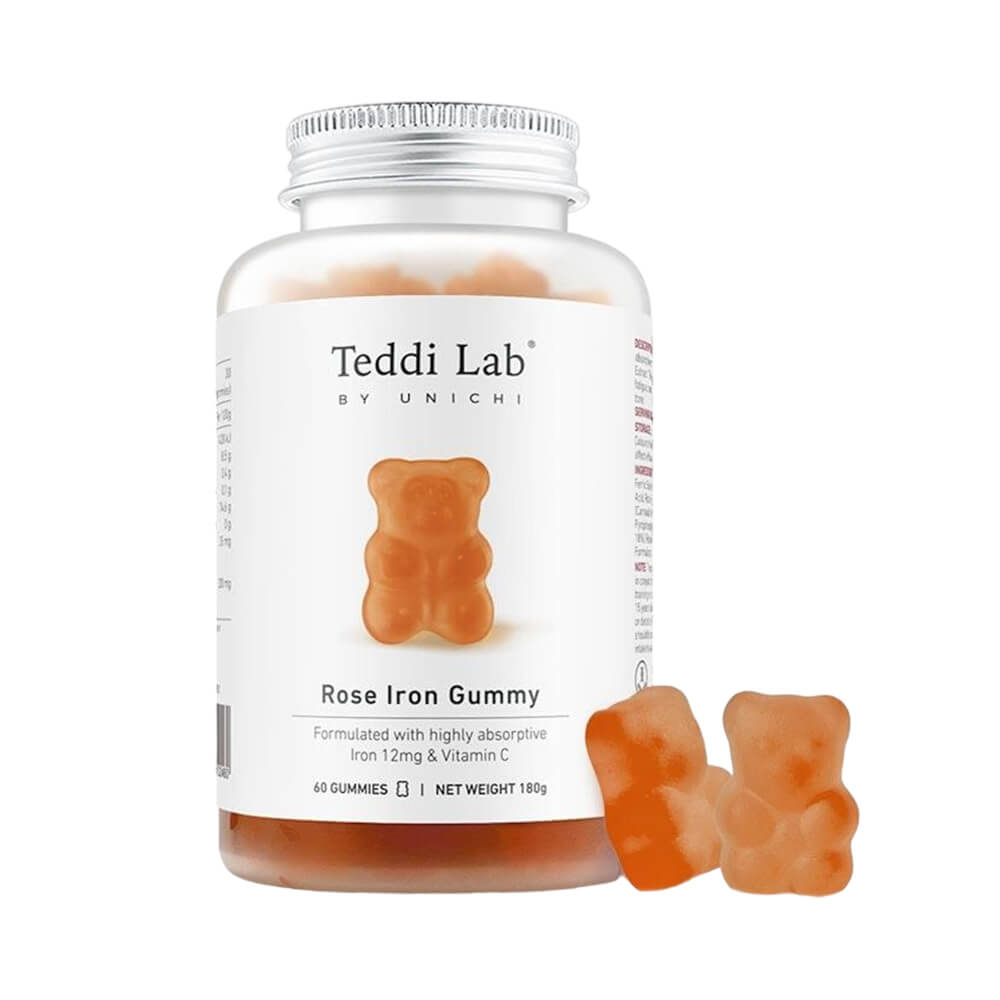 Unichi Teddi Lab 玫瑰紅棗富鐵小熊軟糖產品瓶身與兩顆小熊造型展示